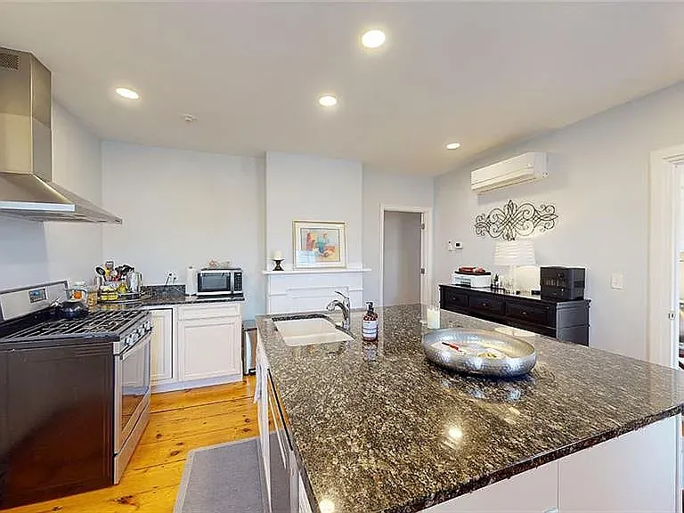 1 bed, 750 sqft, $1,800 — Photo 2