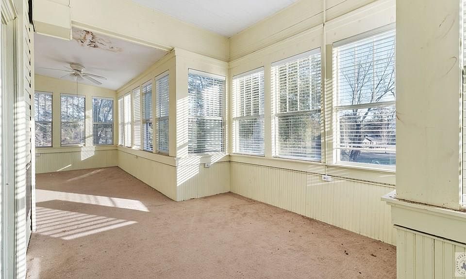 19th image of 215 Bell Ave