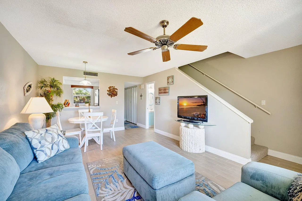 2 bed, 1.5 bath, 1088 sqft, $2,100 — Photo 2