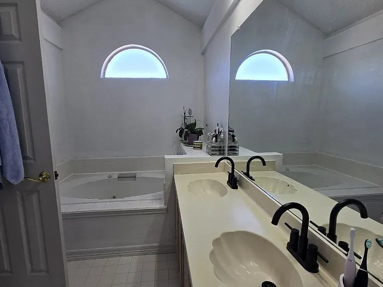 2128 Regency Dr — Photo 11