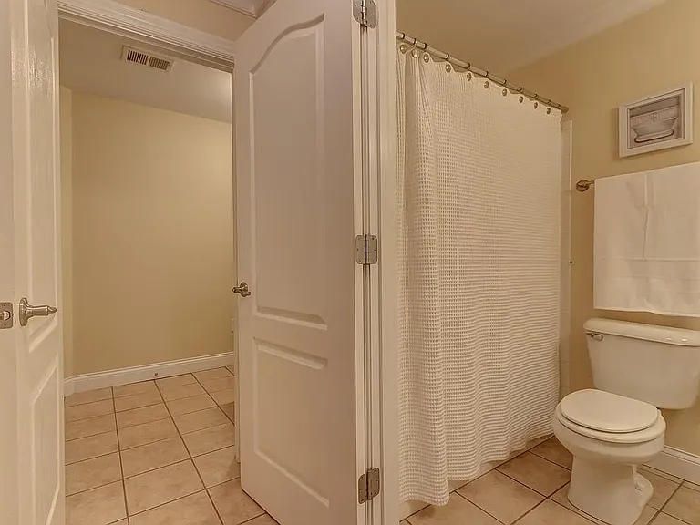 909 Village Green Ave — Photo 32