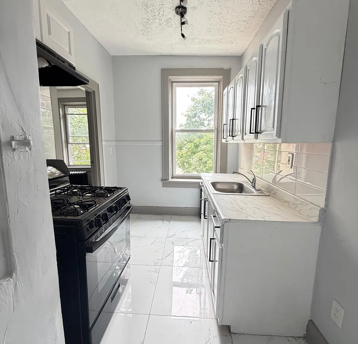 3 bed, 1000 sqft, $2,250 — Photo 1