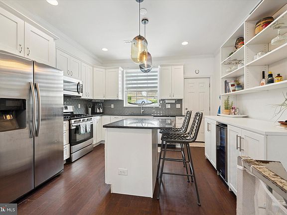 4th image of 641 Cantrell St