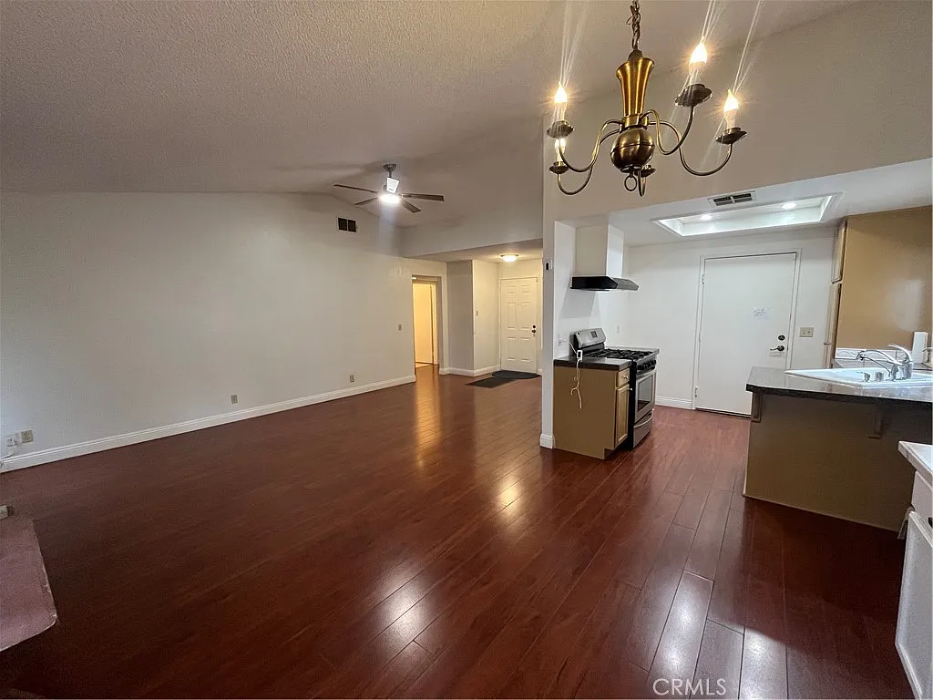 2 bed, 1015 sqft, $1,600 — Photo 4