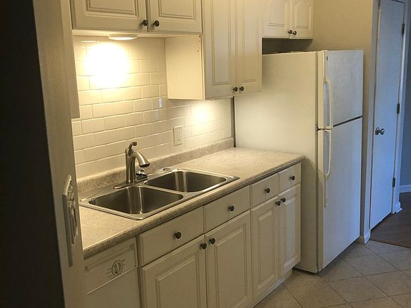 4th image of 2502 Riverfront Dr APT 4