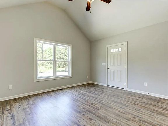 4th image of 613 S Orange Ave