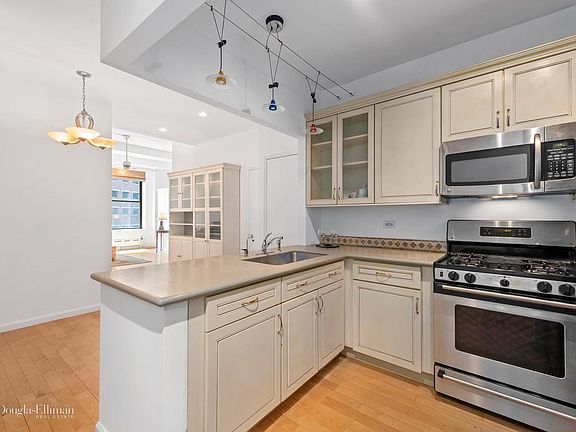 4th image of 3 Hanover Sq APT 6J