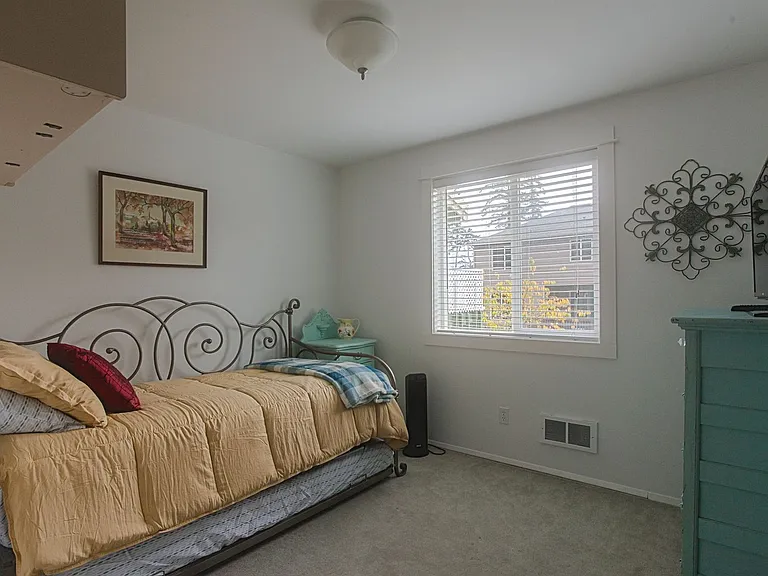 1205 NW Crosby Ave — Photo 15