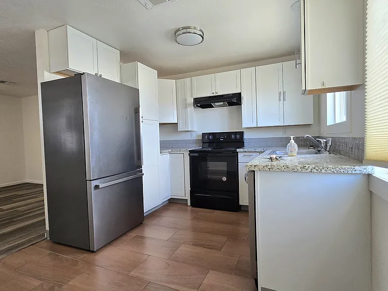 677 Beatty St #8 — Photo 4