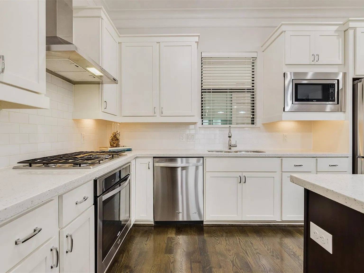 3 bed, 3.5 bath, 2160 sqft, $3,400 — Photo 4
