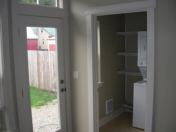 5th image of 124 Cypress St