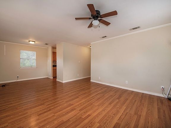 4th image of 424 Burleson Blvd