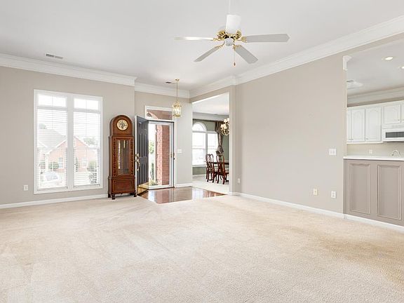 4th image of 260 Woodcrest Dr