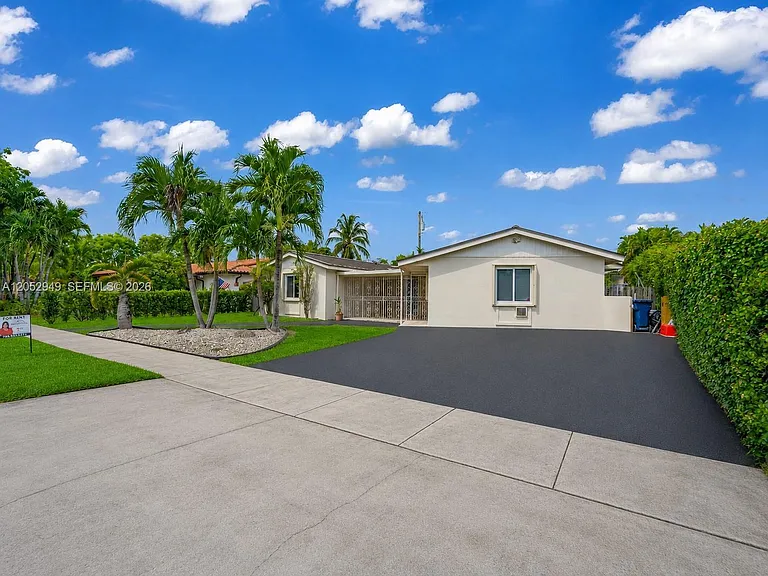 1430 SW 102nd Ct — Photo 3
