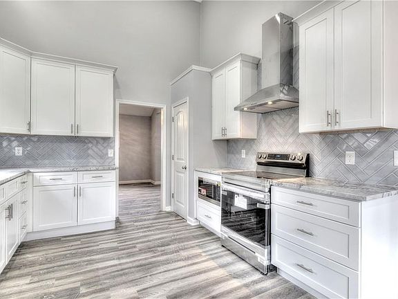 2nd image of 220 Glenrose Ct
