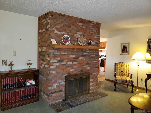 4th image of 12 Woodlake Dr