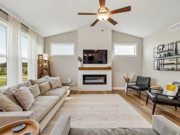 2590 SE Integra Ave, West Des Moines, IA 50265