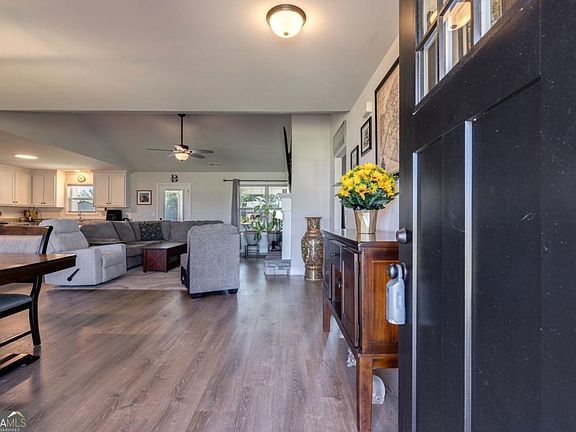 2nd image of 109 Creek Haven Dr