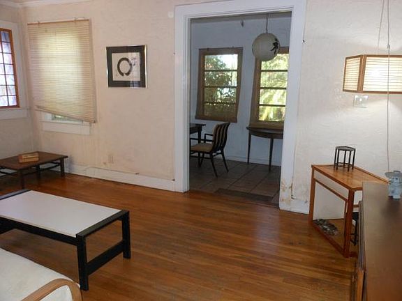 3rd image of 704 Lytle St