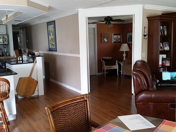3rd image of 241 NE Sunshine Ln