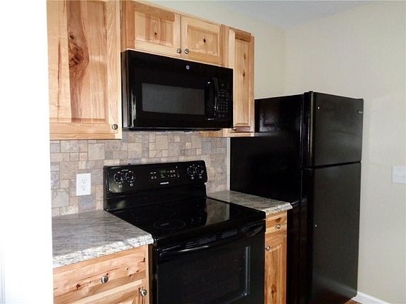2nd image of 146 Thacher St