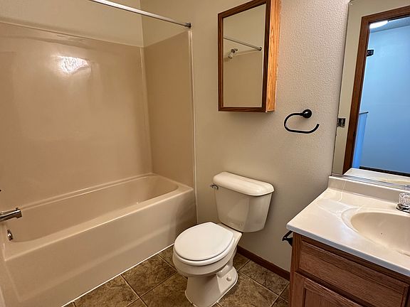 2nd image of 2813 Edgewood Dr #4