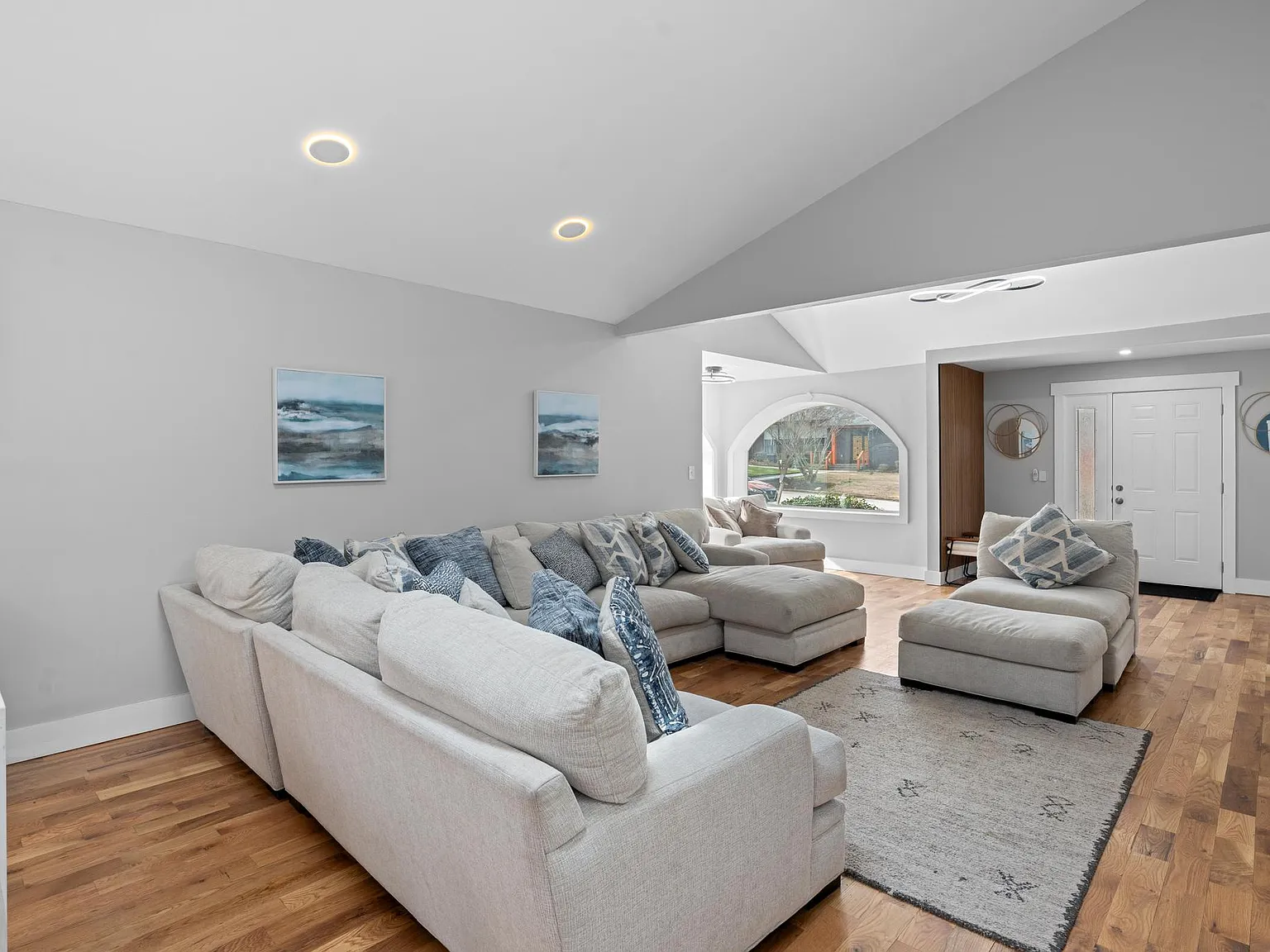 5 bed, 3750 sqft, $6,000 — Photo 2