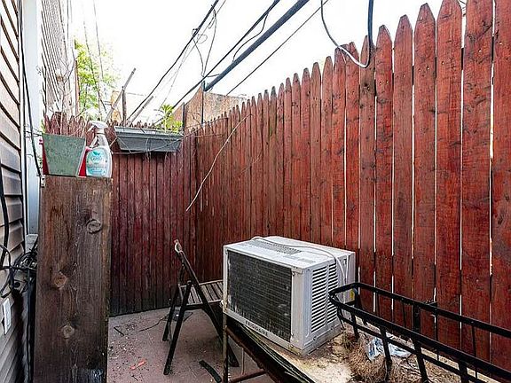 5th image of 290 Harman St APT 1R