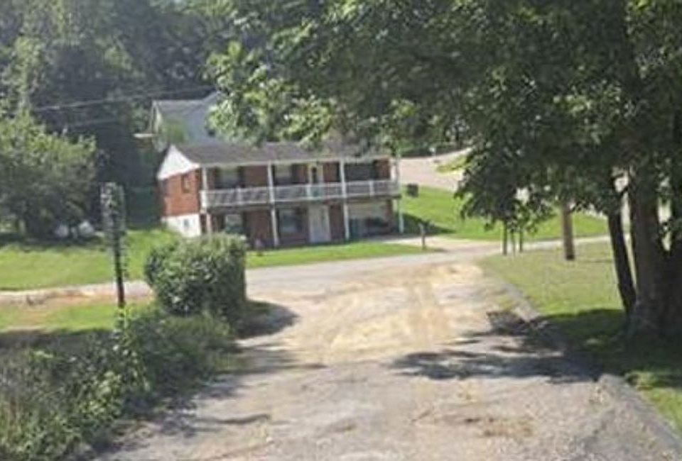 Exterior Neighborhood (street photo)