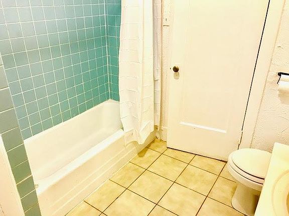 3rd image of 6452 N Greenview Ave #1A