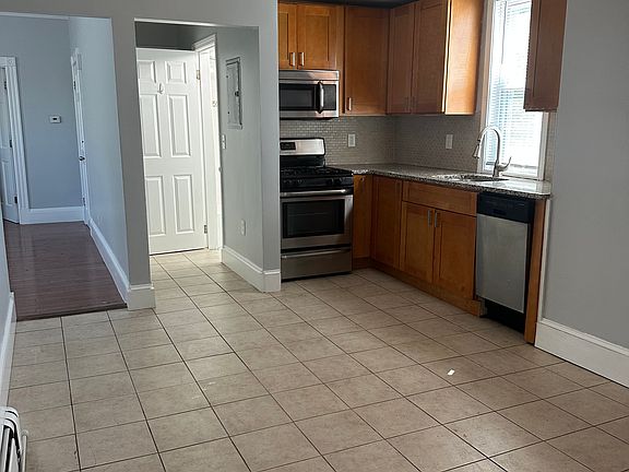 2nd image of 224 Chelsea St #3