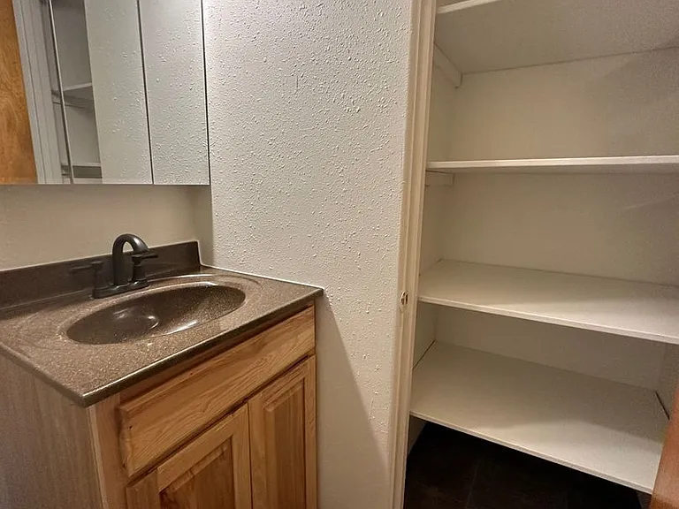 Yellowstone Apartments — Photo 8