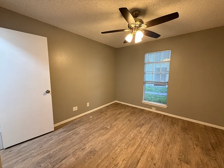 331 W Mistletoe Ave #201 — Photo 13