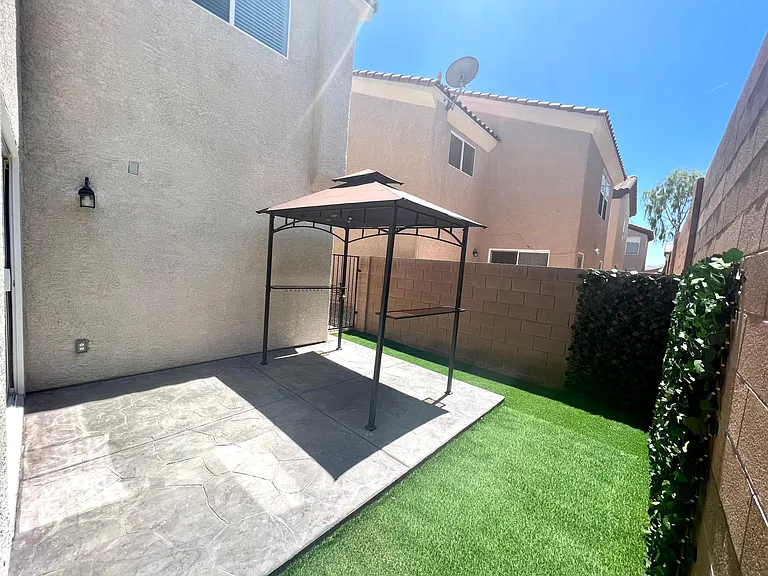 743 Loughton St — Photo 32