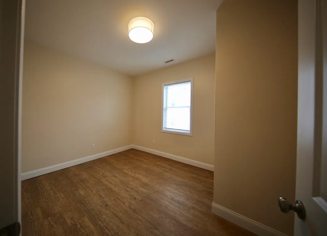 4 bed, 1370 sqft, $900 — Photo 1