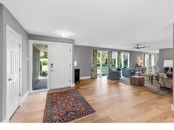 3rd image of 130 Stoneyside Ln