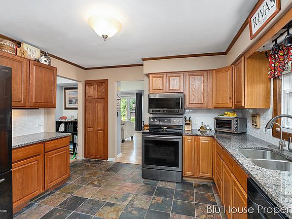 5th image of 2462 Sinclair Ave NE