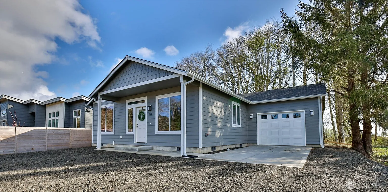 620 Duck Lake Drive NE photo 1