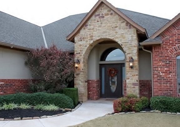 2nd image of 614 NW Allison Ln