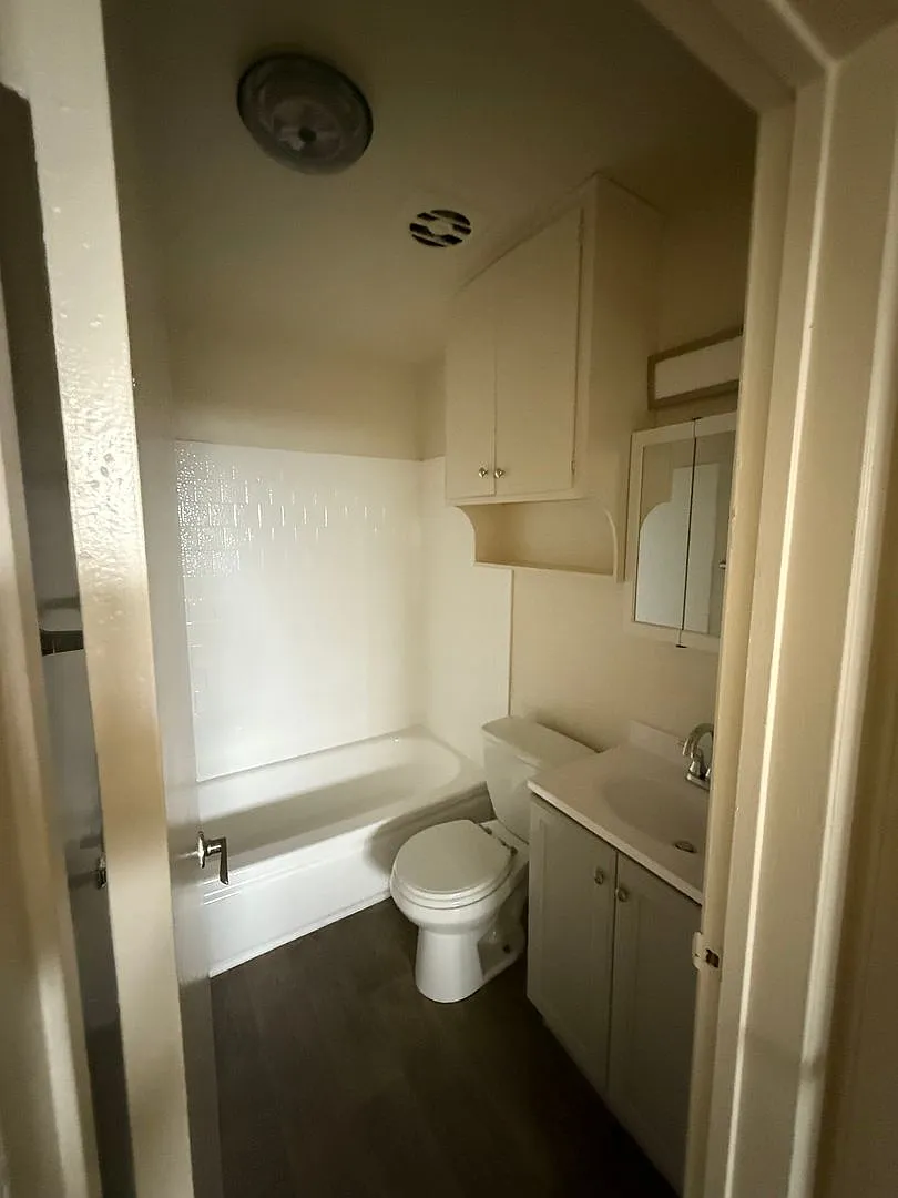The Burbank Towers Apartments — Photo 2