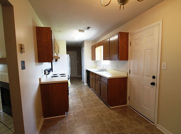 Range/oven, dishwasher 