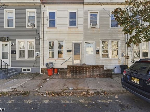2nd image of 733 Adeline St