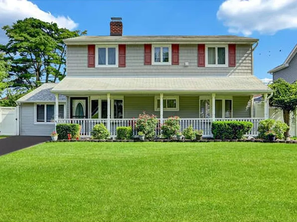 95 Winter Lane, Hicksville, NY 11801