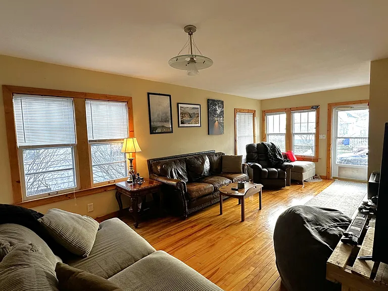 910 Aldine St — Photo 2