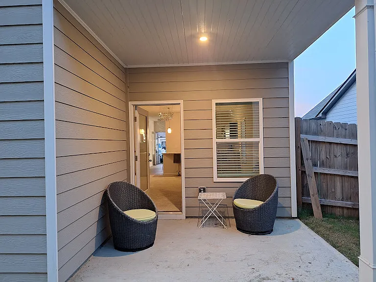 160 Marion Dr — Photo 8
