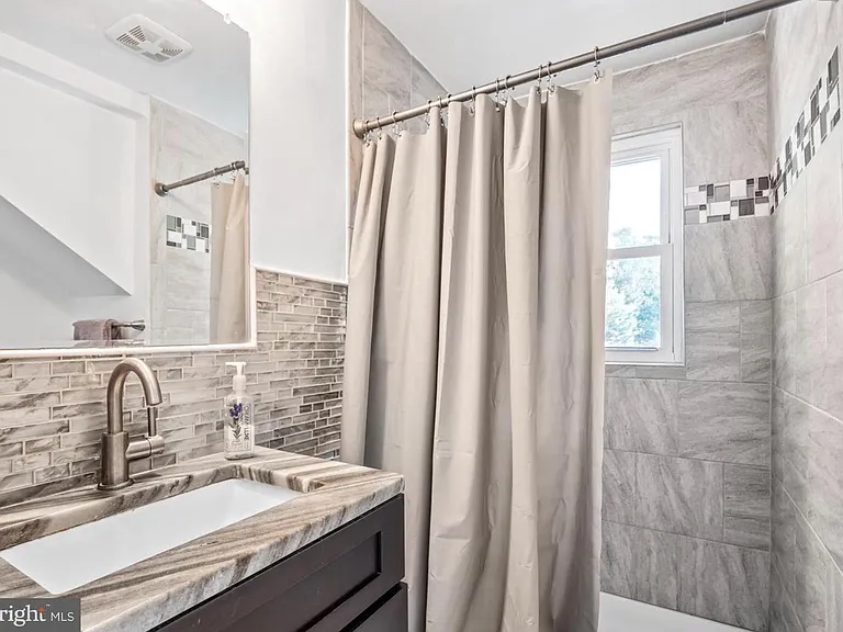 2617 E Maple St — Photo 3