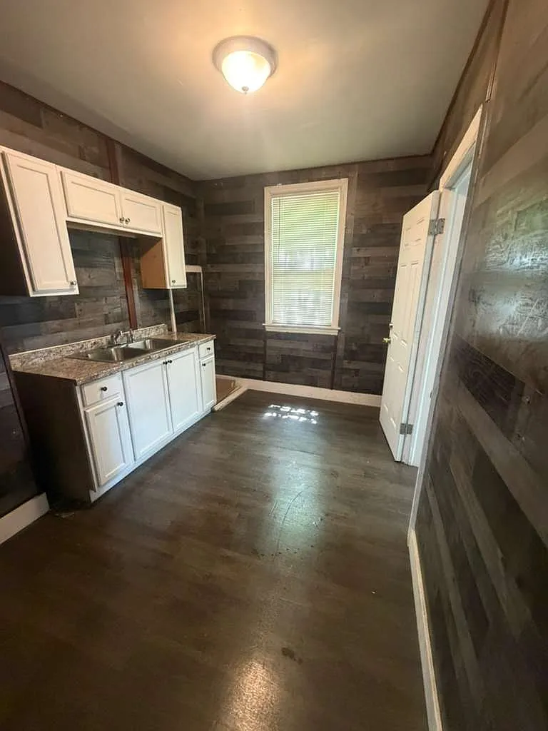 5 bed, 2000 sqft, $1,800 — Photo 3