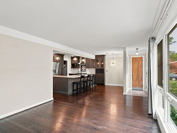 5th image of 926 Woodlawn Ave