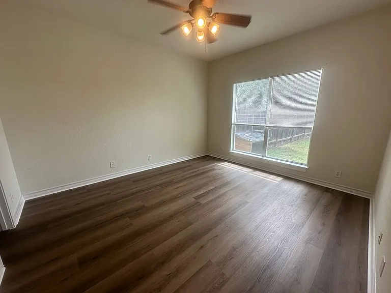 932 Misty Acres Dr — Photo 12