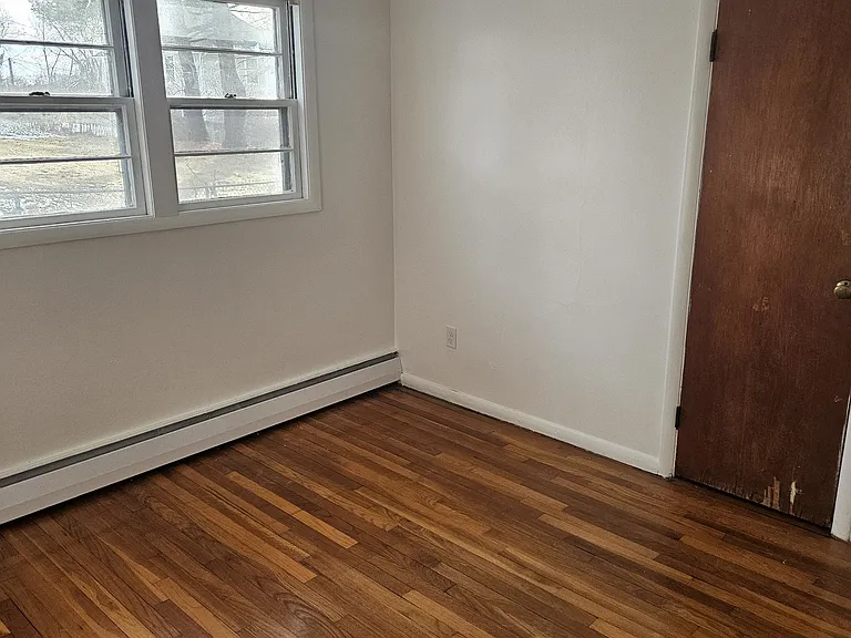 348 Leslie Dr — Photo 8